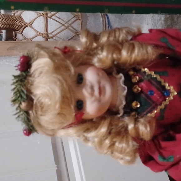 Collector's dream animated porcelain doll with music Christmas - Picture 2 of 4